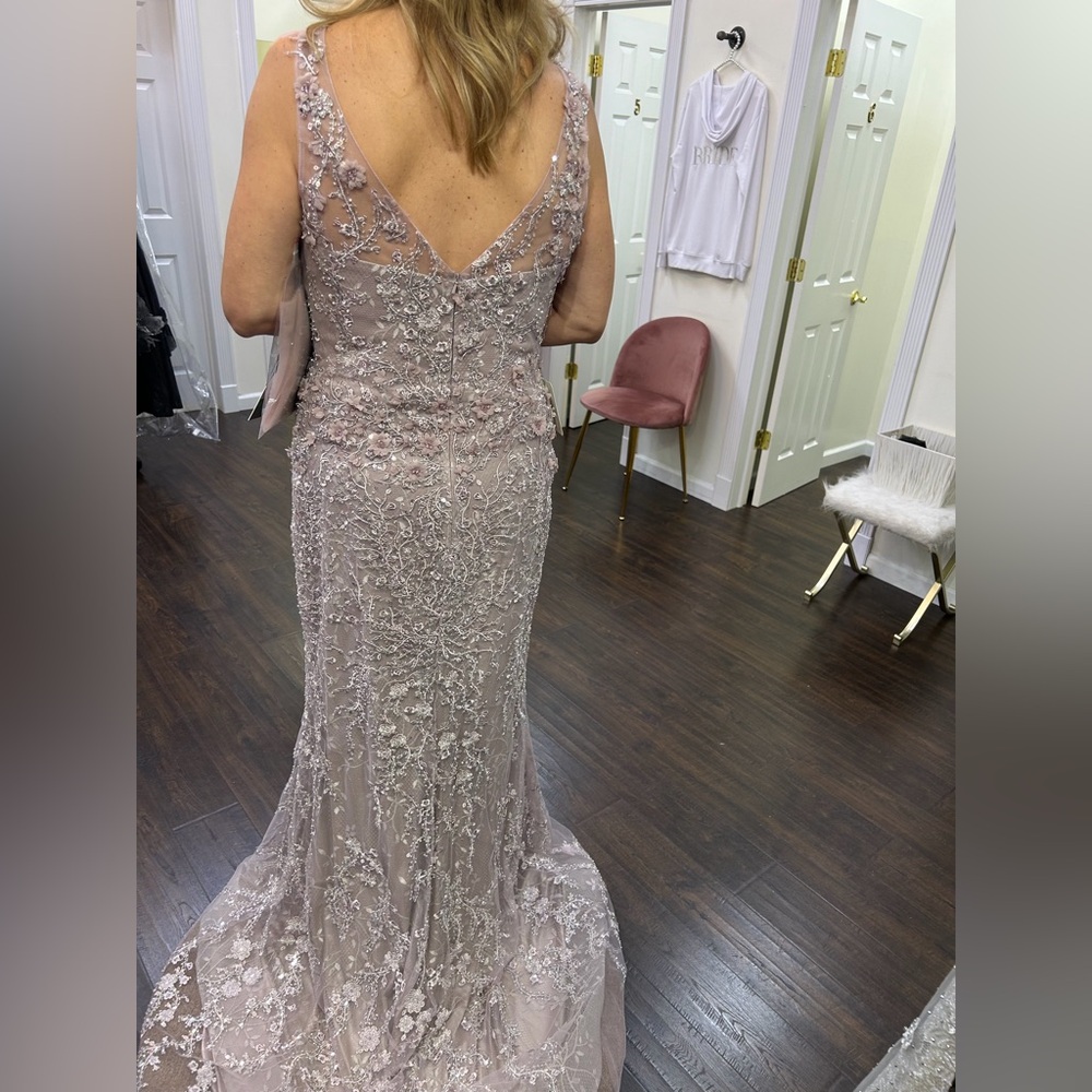 Dress/Gown - Picture 5 of 5